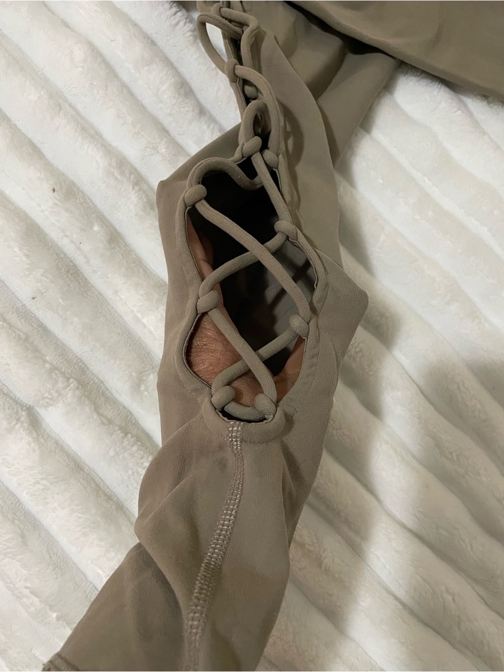 ALO Yoga High-Waist Lattice-Side Leggings - Taupe - Picture 5 of 12